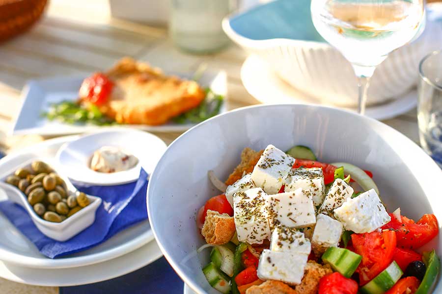 Gresk salat, saganaki og oliven